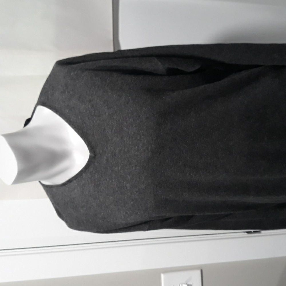 Barry Bricken mens grey rayon blend vneck sweater. Large